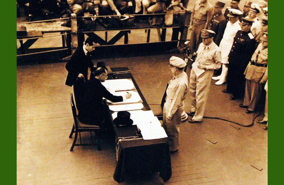 Japans Kapitulation - Foto japanischer Außenminister Shigemitsu unterzeichnet die Kapitulationsurkunde 2. September 1945